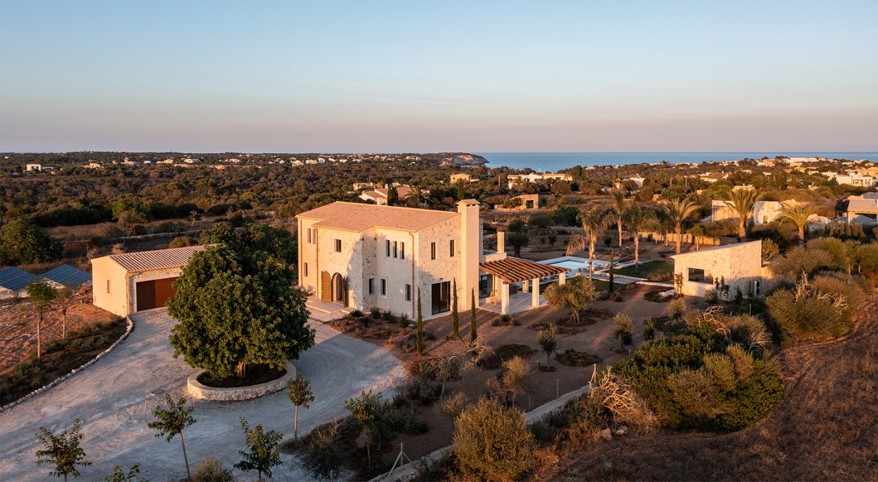 Property in 07690 Mallorca - Cala Llombards: Beautiful newly built finca in Cala Llombards with large pool near the sea - picture 1
