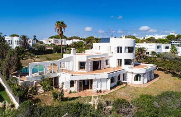 Property in 07660 Mallorca - Santanyi: Seafront chalet with unobstructable view in Cala d'Or