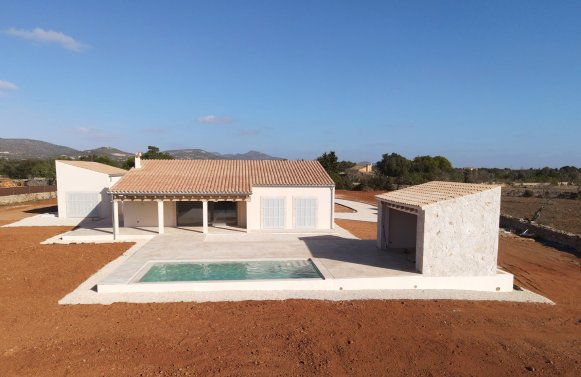 Property in 07650 Mallorca - Santanyi: Stylish new-build finca with a view till Santanyi!