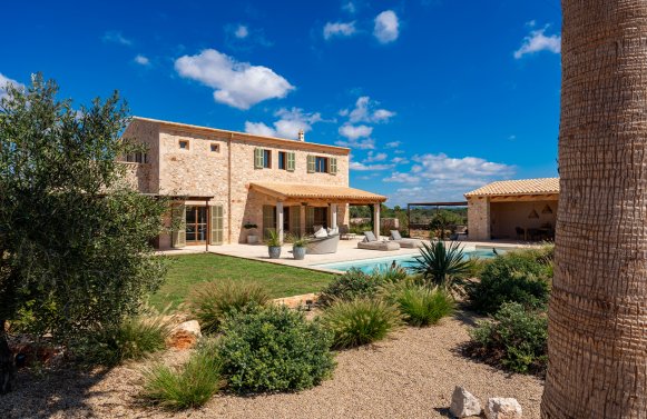 Immobilie in 07640 Mallorca - Ses Salines: Absolutes Paradies - Autarke, charaktervolle Neubau Finca mit großem Pool