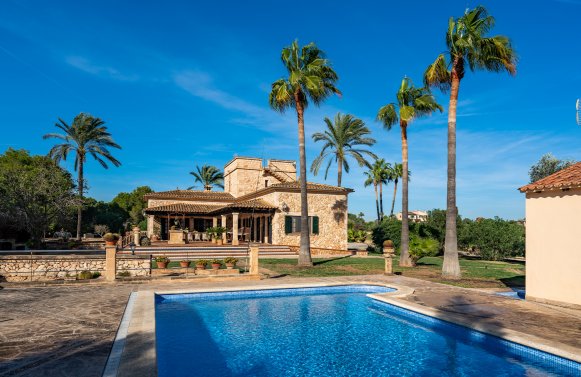 Property in 07640 Mallorca - Ses Salines: Impressive villa with privacy near Ses Salines with vacation rental license