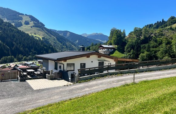 Immobilie in 5752 Salzburg - Nähe Saalbach-Hinterglemm: Modernes Einfamilienhaus in Skiliftnähe