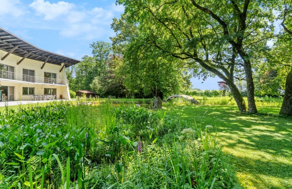 Property in 5020 Salzburg Stadt - Gneis: LIVING BY THE POND... Unique property with park-like garden!