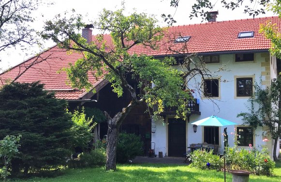 Immobilie in 83370 Bayern - Seeon-Seebruck: Nostalgie auf dem Land: idyllisches und ausbaufähiges Bauernhaus