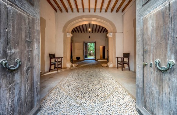 Property in 07620  Spanien - Llucmajor: Stately townhouse in the centre of Llucmajor with potential