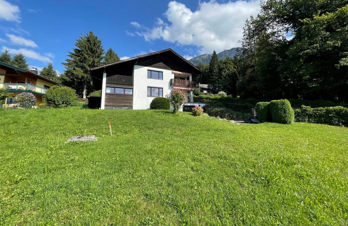 Property in 4853 Steinbach am Attersee / Salzkammergut: The lake glitters magically! Spacious property with old stock at the Attersee! - picture 1