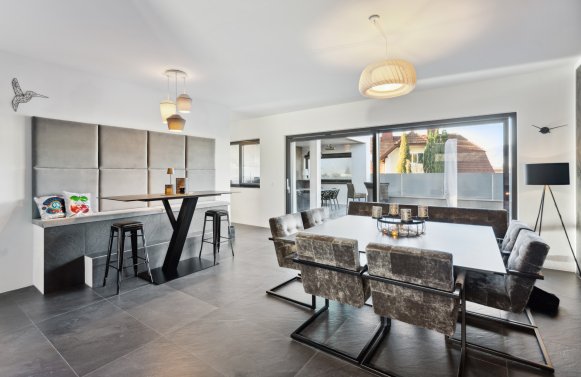 Property in 4810 Gmunden: Designer penthouse apartment with private lift and pool terrace