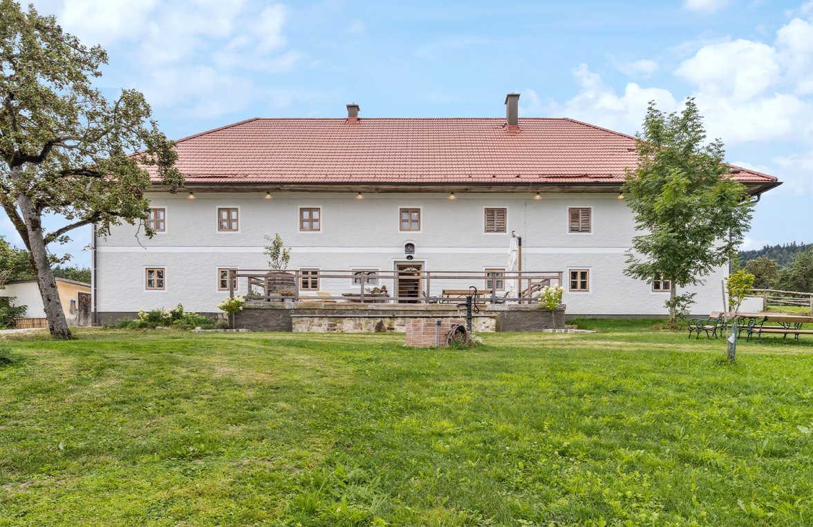 Property in 4816 Salzkammergut - Nähe Gmunden : FOR HORSE LOVERS! Traditional square farmstead with 6 stalls - picture 1