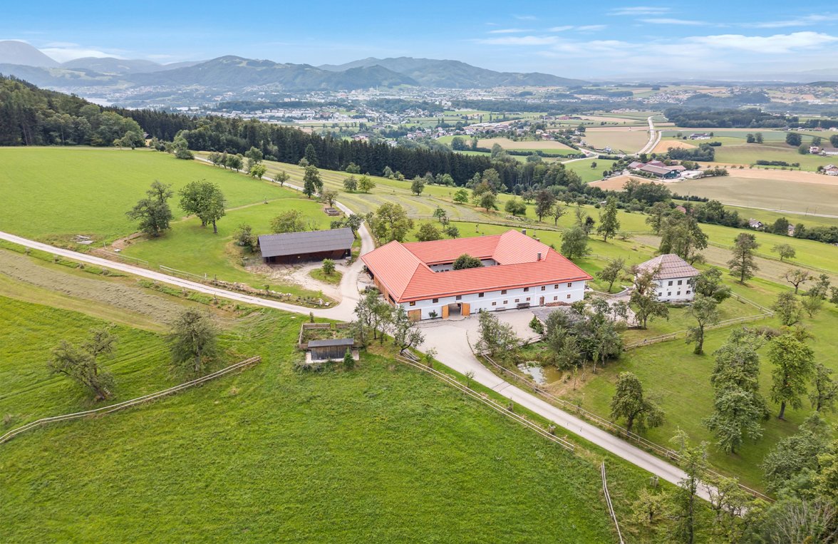 Property in 4816 Salzkammergut - Nähe Gmunden : PANORAMIC VIEW TO FALL IN LOVE WITH! Traditional square farm in a premium location - picture 8