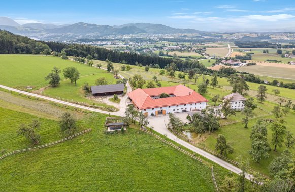 Immobilie in 4816 Salzkammergut - Nähe Gmunden : FÜR PFERDE-LIEBHABER! Traditioneller Vierkanthof mit 6 Boxen
