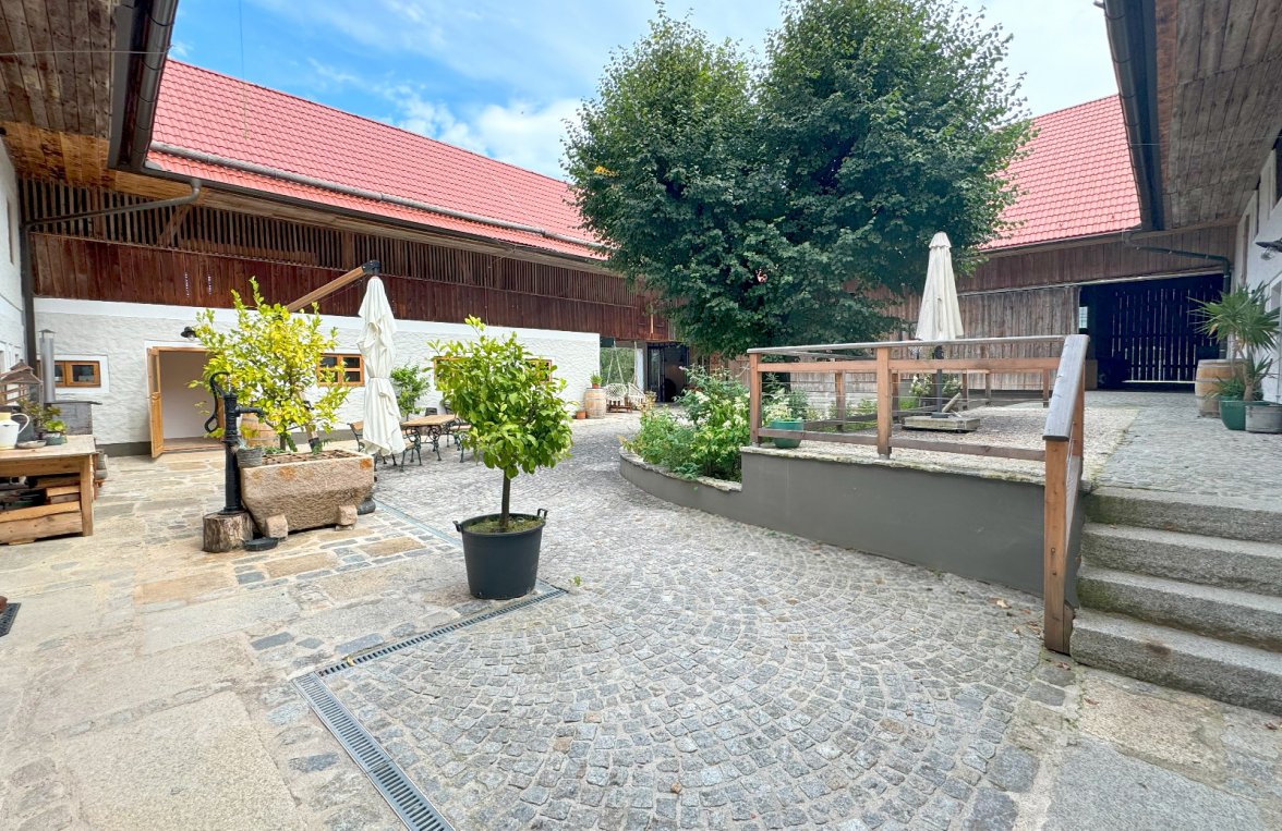 Property in 4816 Salzkammergut - Nähe Gmunden : PANORAMIC VIEW TO FALL IN LOVE WITH! Traditional square farm in a premium location - picture 7