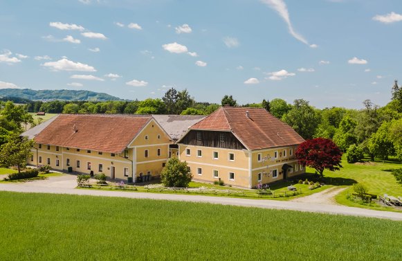Immobilie in 4675 Oberösterreich - Hausruckviertel: Kleinod mit Sonderwidmung Seminarzentrum in Alleinlage!