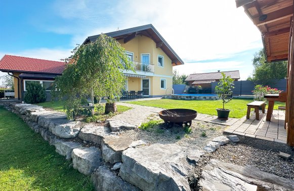 Property in 5221 Lochen am See: LOCHEN AM SEE! Family home with pool and large plot!