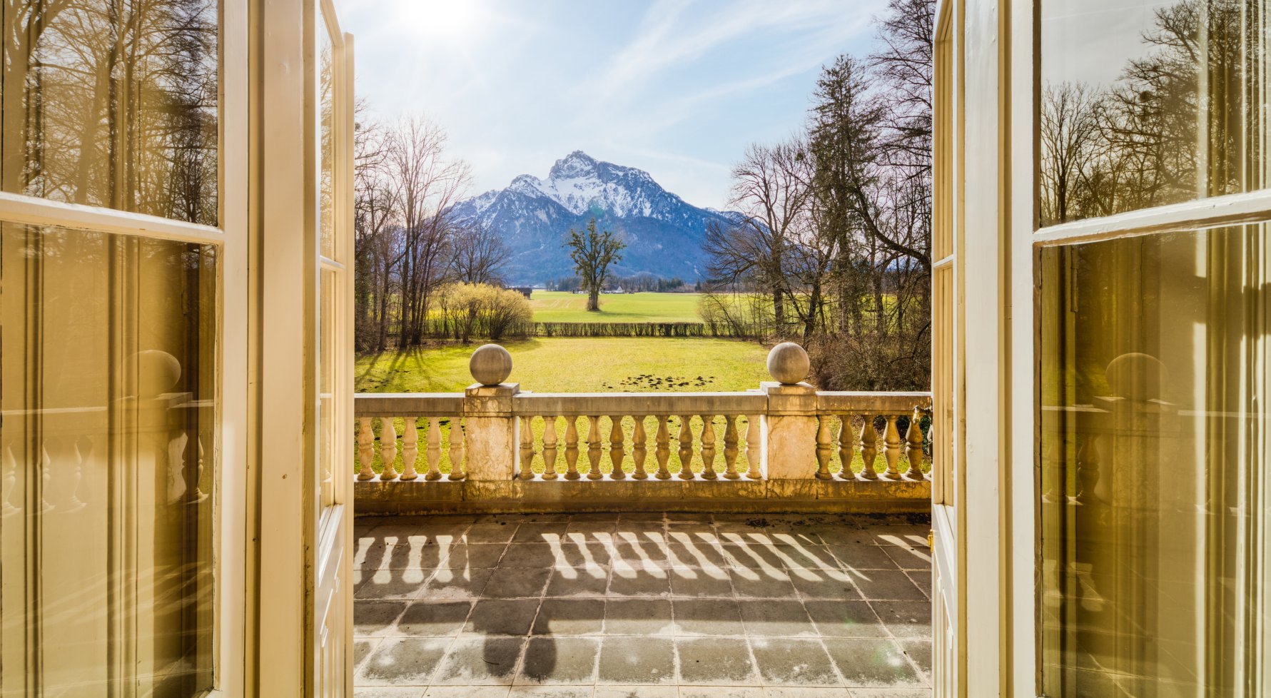 Immobilie in 5020 Salzburg - Anif: Alleinlage! Historische Schloss-Villa umgeben von geschütztem Grünland - bild 1