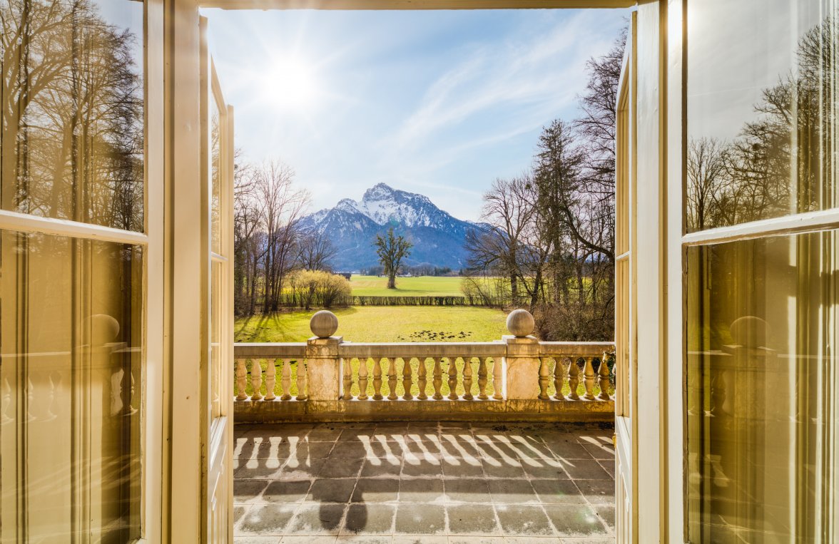 Immobilie in 5020 Salzburg - Anif: Alleinlage! Historische Schloss-Villa umgeben von geschütztem Grünland - bild 2