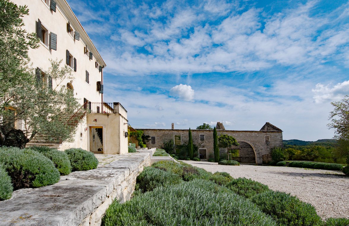 Property in 52428 Kroatien - Istrien: Croatia: Historic 16th century ensemble in Northern Istria - picture 1