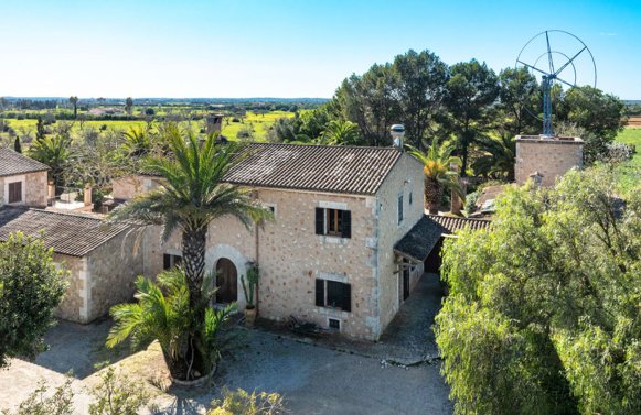 Property in 07630  Mallorca - Campos: Natural stone finca with winery and unique charm near Es Trenc