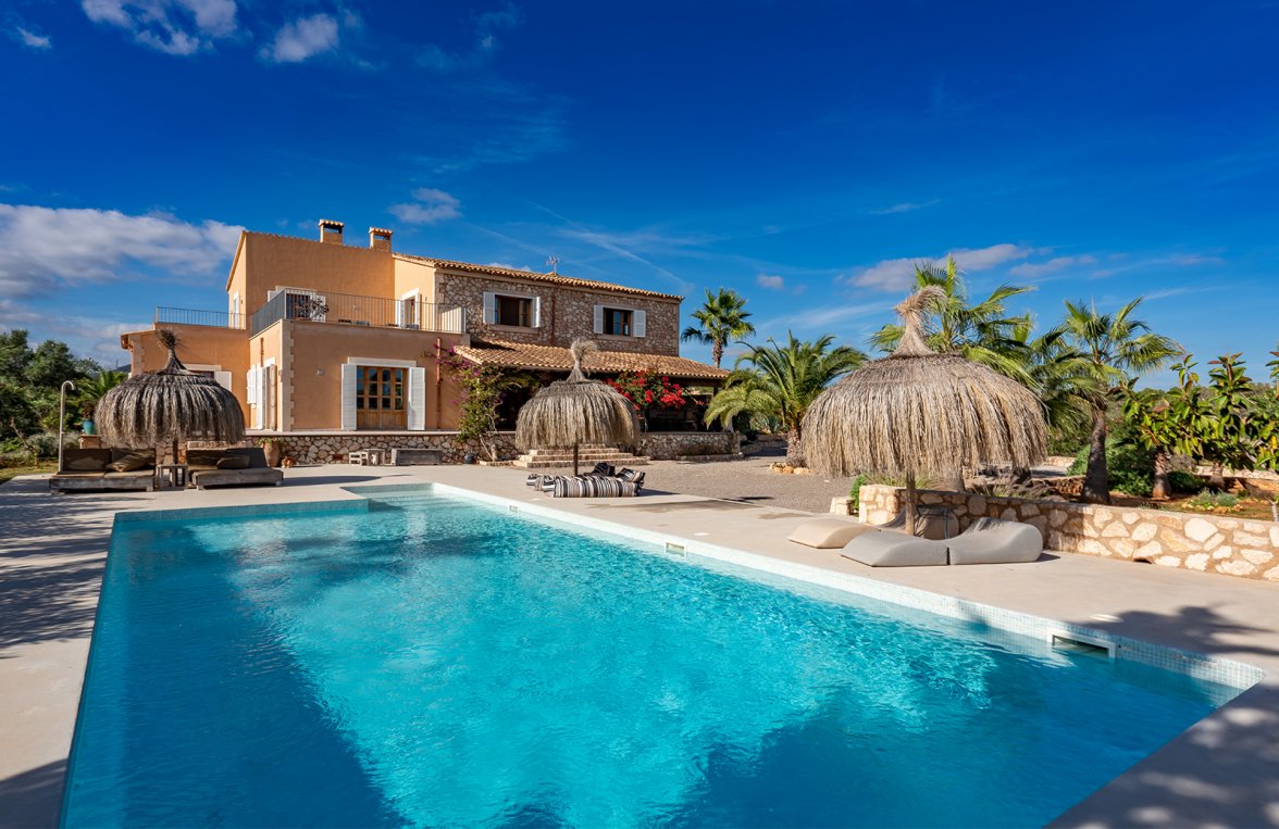 Property in 07670 Spanien - Portocolom: Finca with panoramic views of Portocolom with rental licence - picture 1