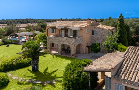 Property in 07650 Mallorca - Santanyi: Dream of an retreat - natural stone finca with great outdoor area and guest house