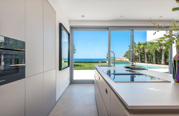 Property in 07180 Spanien - Calvià / el Toro: Frontline villa near Port Adriano