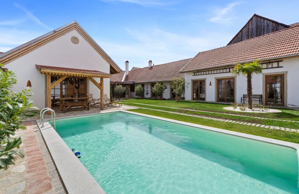 Property in 3704 Niederösterreich - westl. Weinviertel - Heldenberg : Unique opportunity! Renovated, historic square farmstead - only 40 mins f. Vienna