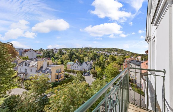 Property in 3400 Niederösterreich - Klosterneuburg: Perfect for two! Bright 2-room attic apartment with sunny balcony