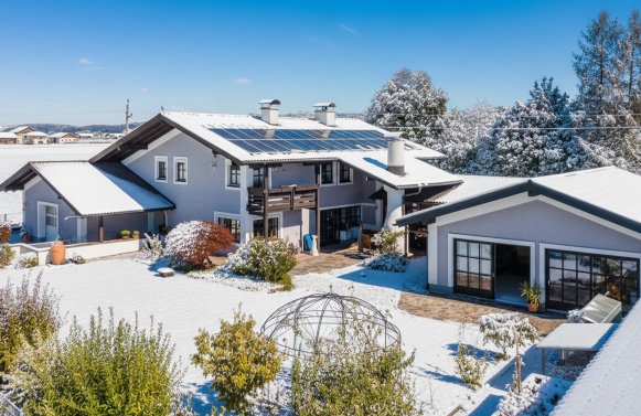 Property in 5230 Oberösterreich - Innviertel - Mattighofen: Space miracle! Family home with wellness area and space for your visions