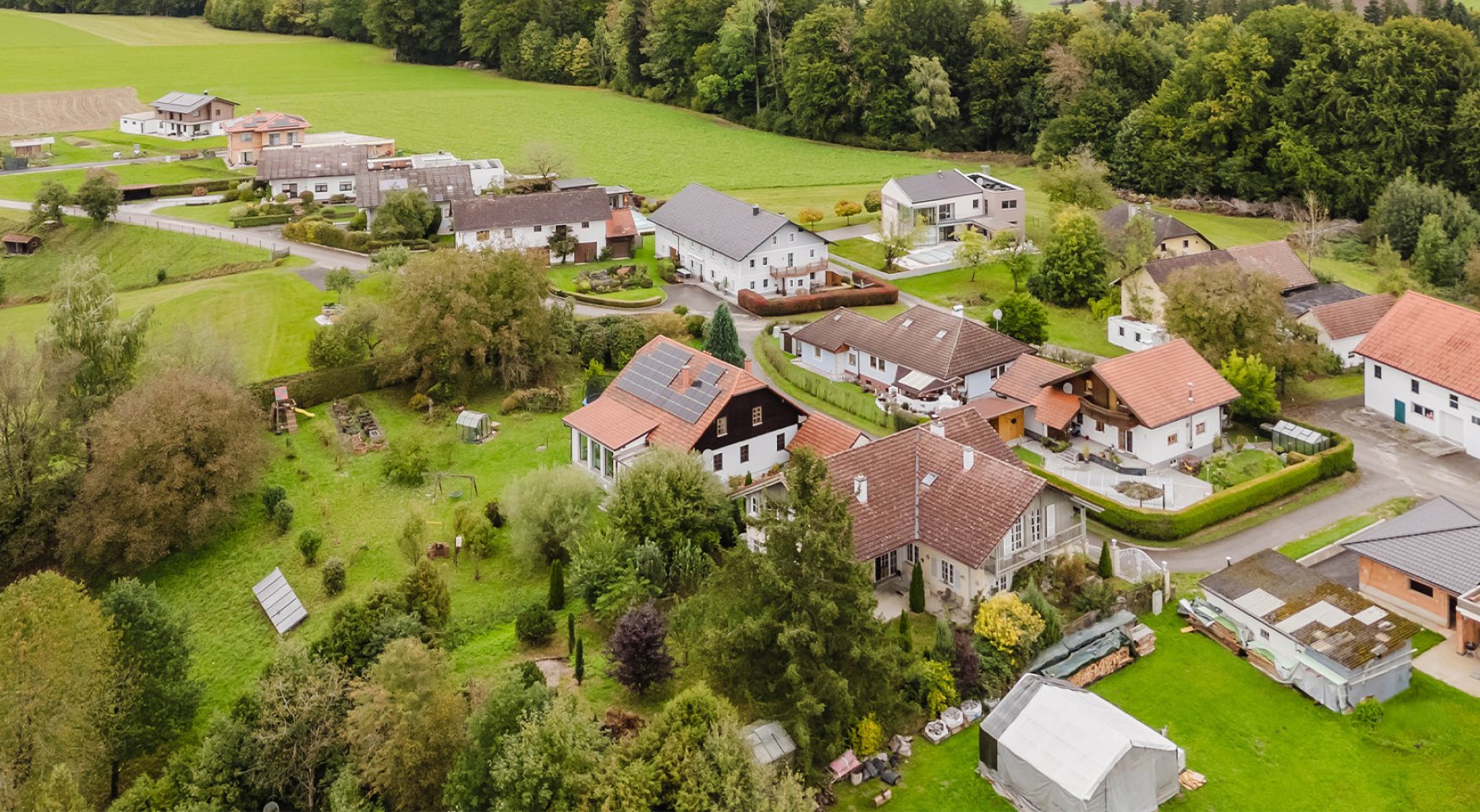 Immobilie in 4849 Oberösterreich - Vöcklabruck - am Trattberg: FAMILIENIDYLL IN LÄNDLICHER PANORAMALAGE!  Einfamilienhaus mit herrlichem Garten - bild 1