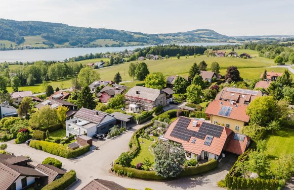 Immobilie in 4893 Irrsee - Zell am Moos: Geborgenheit mit Ausblick – Zeitloses Wohnen am Irrsee