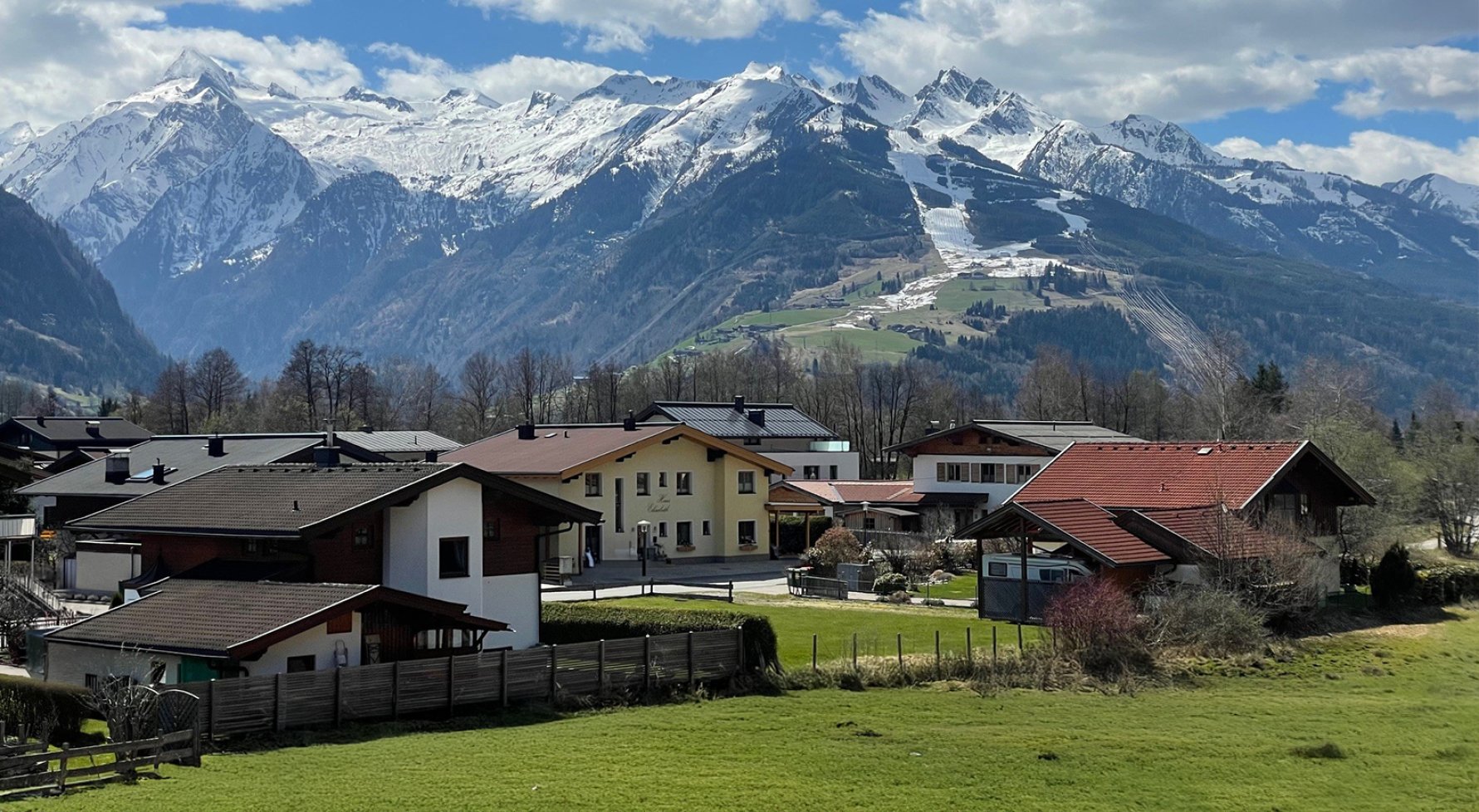 Immobilie in 5700 Salzburg - Pinzgau - Zell am See: Neubau-Chalet im Ski-Gebiet Zell am See - Kaprun mit Blick auf das Kitzsteinhorn - bild 1