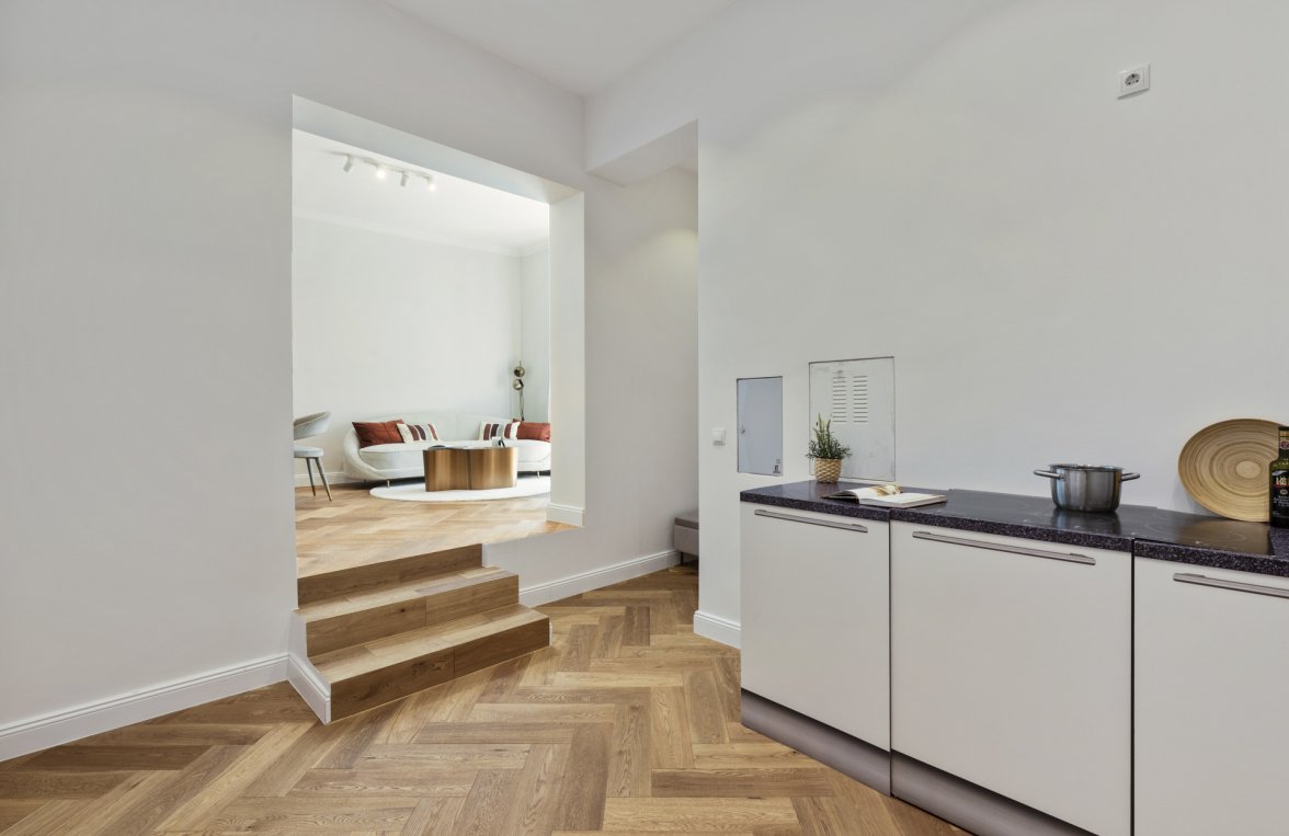 Property in 1090 Wien, 9. Bezirk: Near Liechtenstein Park: Wonderfully renovated apartment in old building  - picture 2