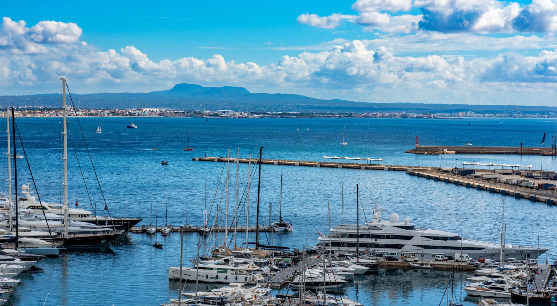 Property in 07001 Mallorca - Palma de Mallorca: Pack your bags and move in! Exclusive apartment with spectacular sea view - picture 1