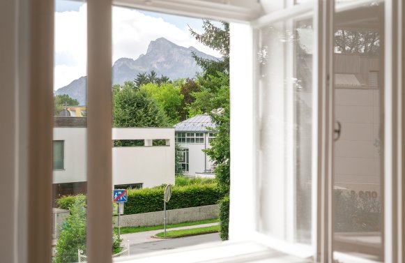 Immobilie in 5026 Salzburg - Aigen: Lichtdurchflutetes Wohnen in einer Ceconi-Villa – 2,5 Zimmer mit Garten&Bergblick