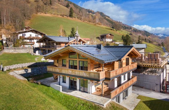 Immobilie in 5733 Salzburg - Pinzgau - Bramberg am Wildkogel: Ski-In Ski-Out! Chalet-Villa mit 3 Wohneinheiten direkt an der Skipiste