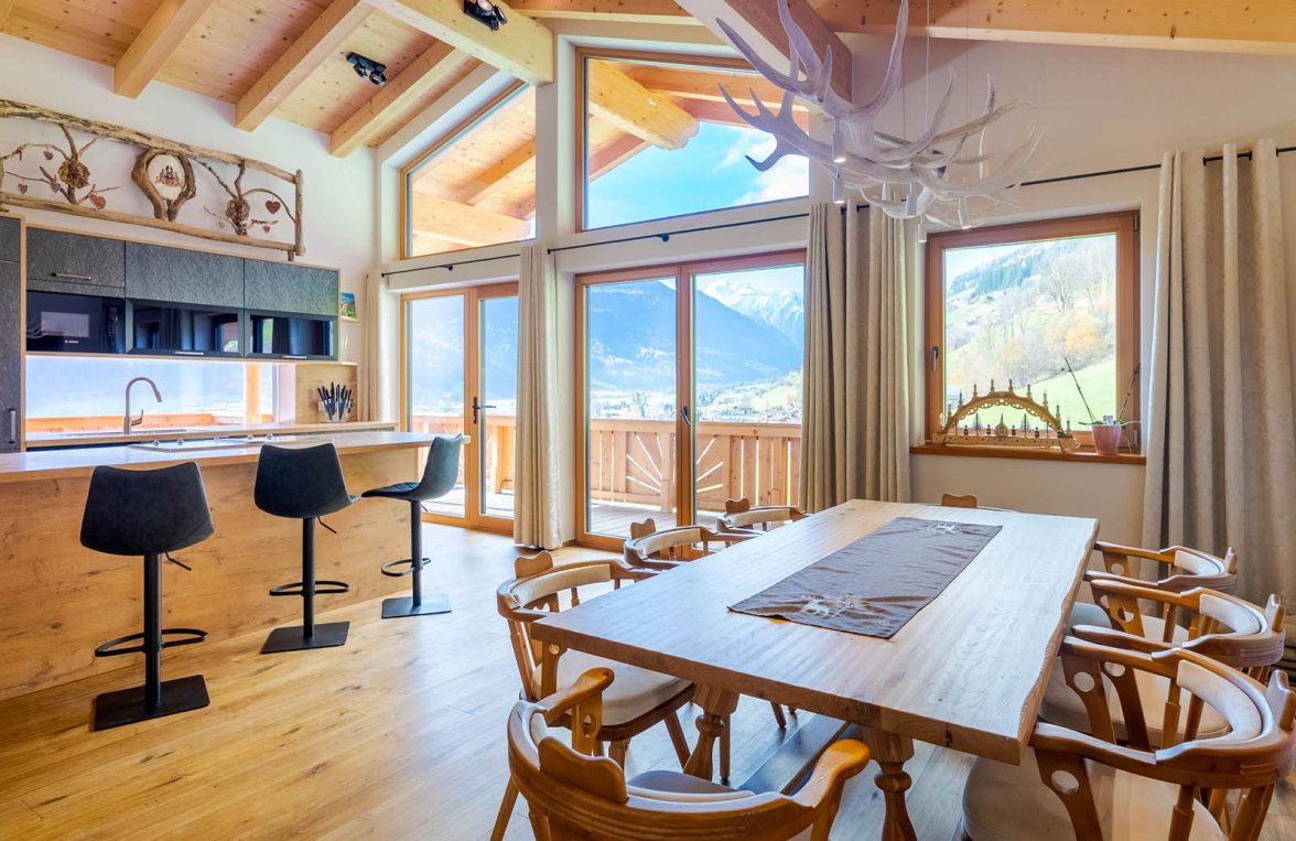 Immobilie in 5733 Salzburg - Pinzgau - Bramberg am Wildkogel: Ski-In Ski-Out! Chalet-Villa mit 3 Wohneinheiten direkt an der Skipiste - bild 1