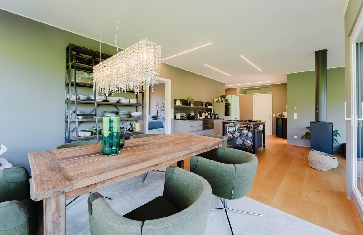 Immobilie in 5161 Salzburg - Salzburger Seenland: Ruhig im Grünen, aber stadtnah! Wohnjuwel im Dachgeschoss direkt am Grünland - bild 1