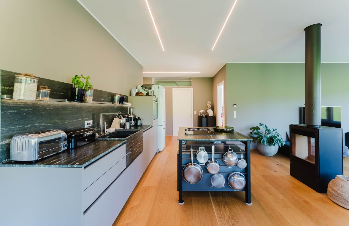 Immobilie in 5161 Salzburg - Salzburger Seenland: Ruhig im Grünen, aber stadtnah! Wohnjuwel im Dachgeschoss direkt am Grünland - bild 2