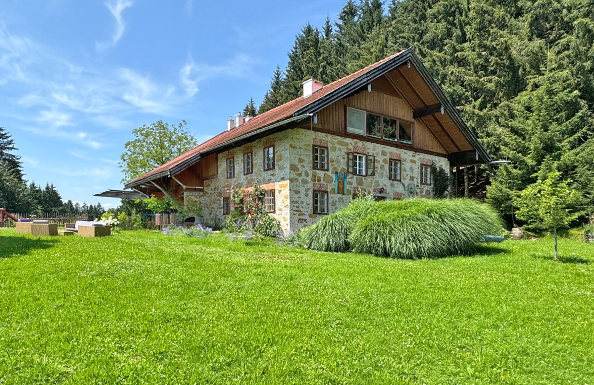 Immobilie in 5202 Salzburg - Neumarkt am Wallersee: Nähe Wallersee! Bauernhaus in absoluter Alleinlage - bild 1