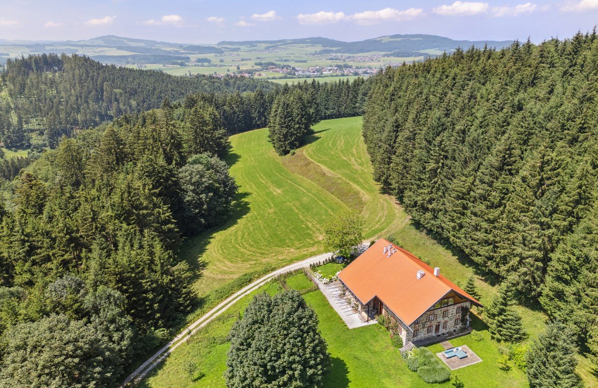 Immobilie in 5202 Salzburg - Neumarkt am Wallersee: Nähe Wallersee! Bauernhaus in absoluter Alleinlage - bild 1