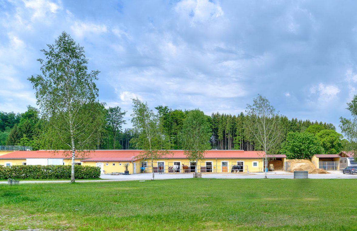 Property in 5112 Salzburg- Lamprechtshausen: INTERNATIONALLY RENOWNED TOURNAMENT FACILITY NORTH OF SALZBURG - picture 1