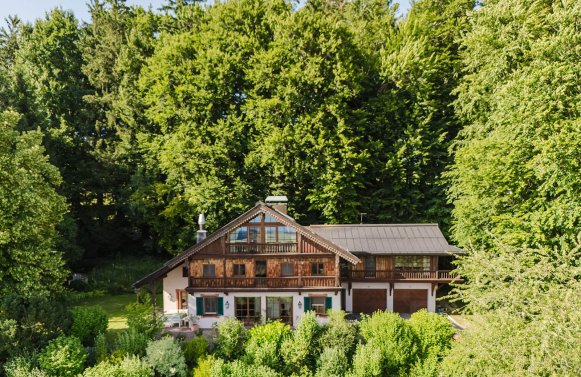 Property in 5163 Salzburg - between Obertrum und Mattsee: Original farmhouse with panoramic views over the foothills of the Salzburg Alps