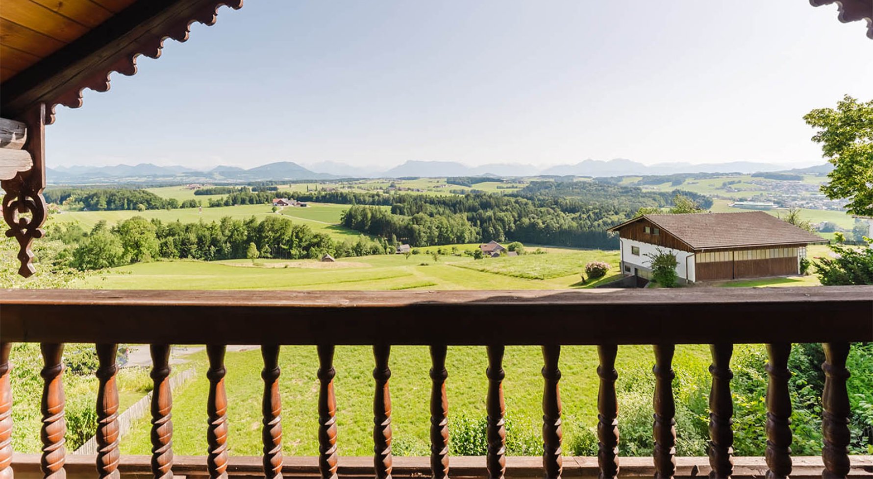 Immobilie in 5163 Salzburg - zwischen Obertrum und Mattsee: Stilvolles Bauernhaus mit Panoramablick über das Salzburger Alpenvorland - bild 1