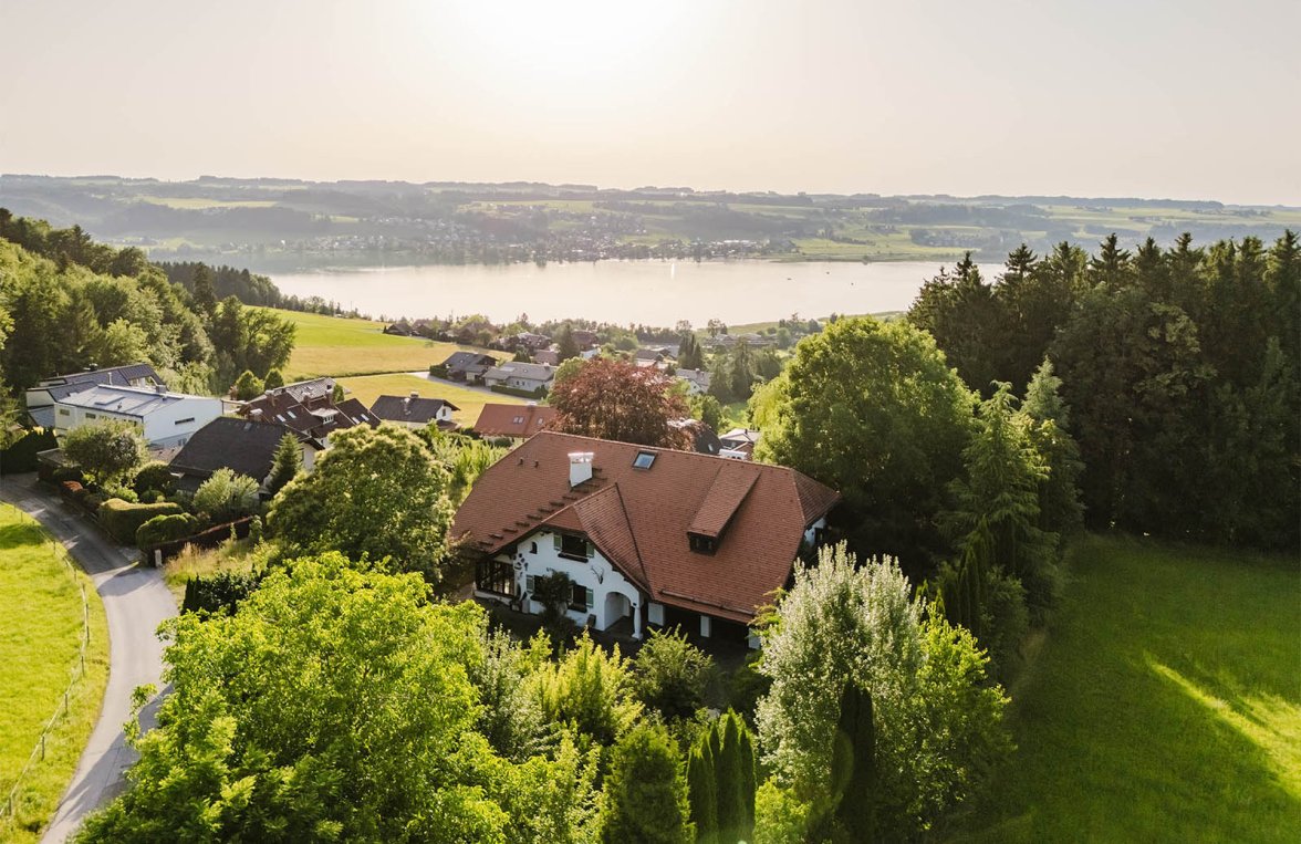 Nemovitosti v 5163 Salzburg - Mattsee: Slunná lokalita nad jezerem Mattsee - venkovský dům s nerušeným výhledem na jezero - obrázek 1