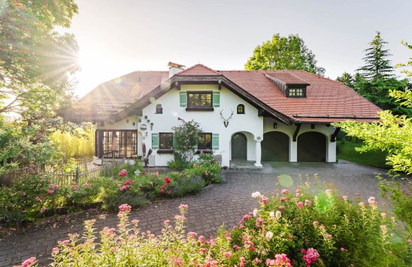 Property in 5163 Salzburg - Mattsee: Sunny location above Lake Mattsee - country house with unobstructed lake views