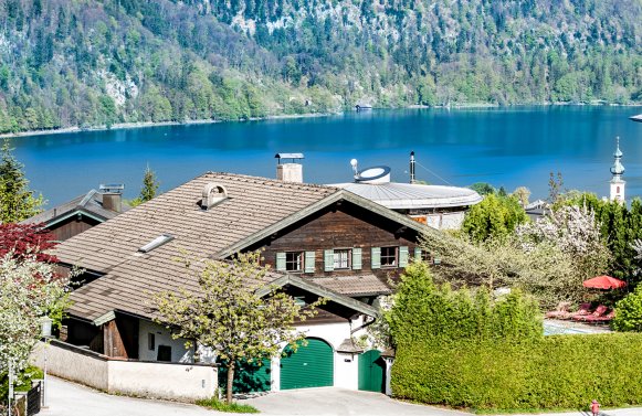 Immobilie in 5340 Salzkammergut - Wolfgangsee - St. Gilgen: Dem SEE so nah! Landhaus-Villa in St. Gilgen am Wolfgangsee