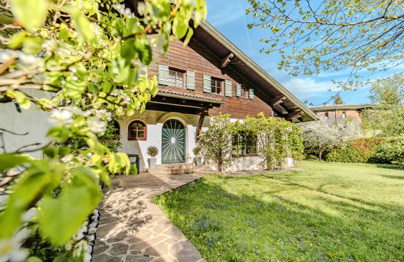 Immobilie in 5340 Salzkammergut - Wolfgangsee - St. Gilgen: Dem SEE so nah! Landhaus-Villa in St. Gilgen am Wolfgangsee