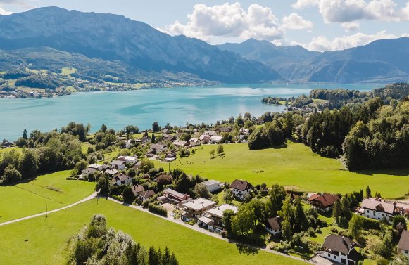 Immobilie in 4865 Salzkammergut - Attersee - Parschallen am Attersee: Angekommen! Moderne Gartenwohnung am türkisblauen Attersee