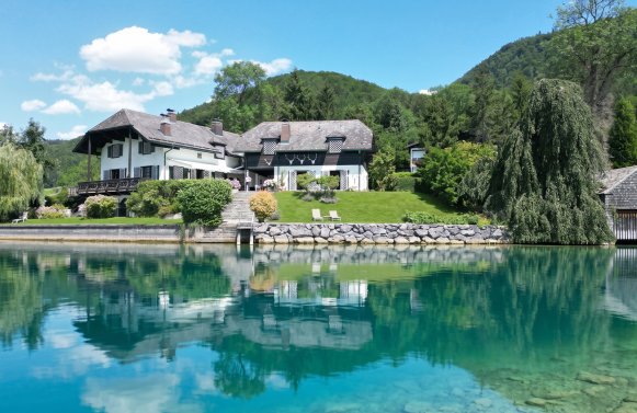 Immobilie in 4852 Salzkammergut - Weyregg am Attersee: Der Beginn eines Sommermärchens! Seeresidenz auf eigener Halbinsel am Attersee