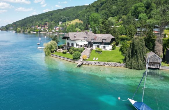 Immobilie in 4852 Salzkammergut - Weyregg am Attersee: Der Beginn eines Sommermärchens! Seeresidenz auf eigener Halbinsel am Attersee