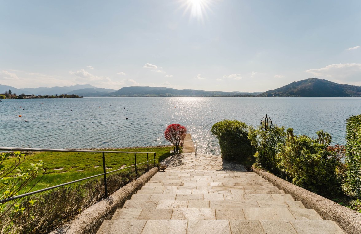 Property in 4852 Salzkammergut - Weyregg am Attersee: The beginning of a summer fairy tale! A lakeside residence on its own peninsula - picture 1